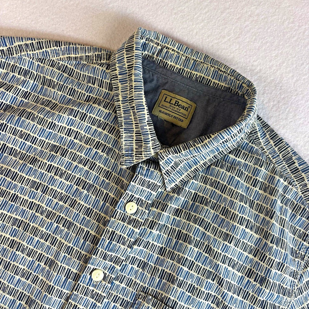 L.L.Bean Men's L Slightly Fitted Short Sleeve Button-Up Blue White Patterned
